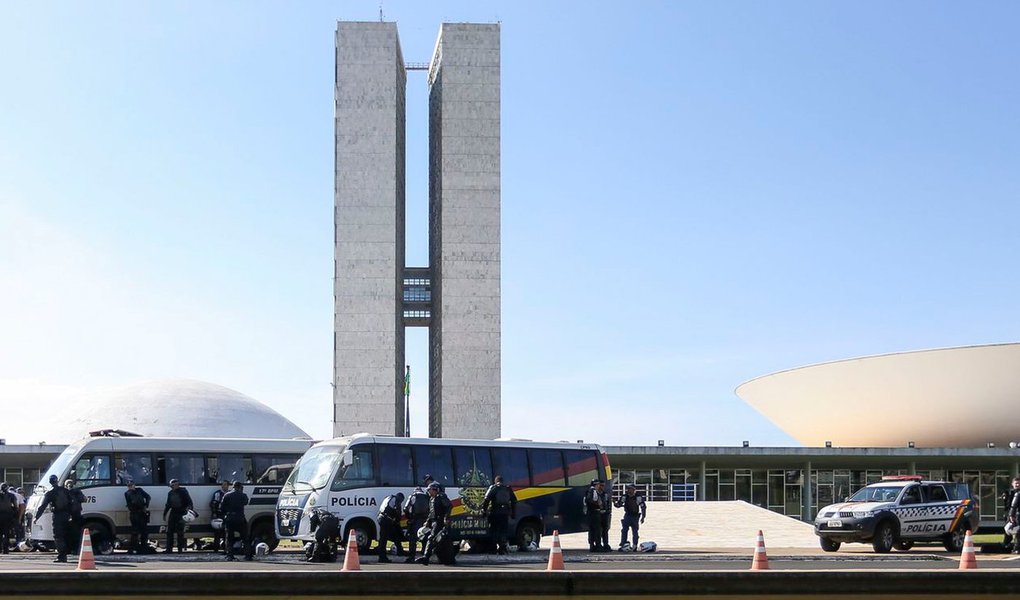 Ministro Edson Fachin, do STF, concedeu liminar para permitir a entrada de qualquer pessoa no Congresso Nacional durante a análise e votação da reforma da Previdência, nesta semana; segundo o ministro, o povo tem o direito e o dever de fiscalizar os parlamentares, cujas decisões terão impacto direto em suas vidas; "O direito de acesso e acompanhamento dos trabalhos legislativos no âmbito do Congresso Nacional é consequência do comando constitucional previsto no artigo 1º da Carta Magna", afirmou o ministro