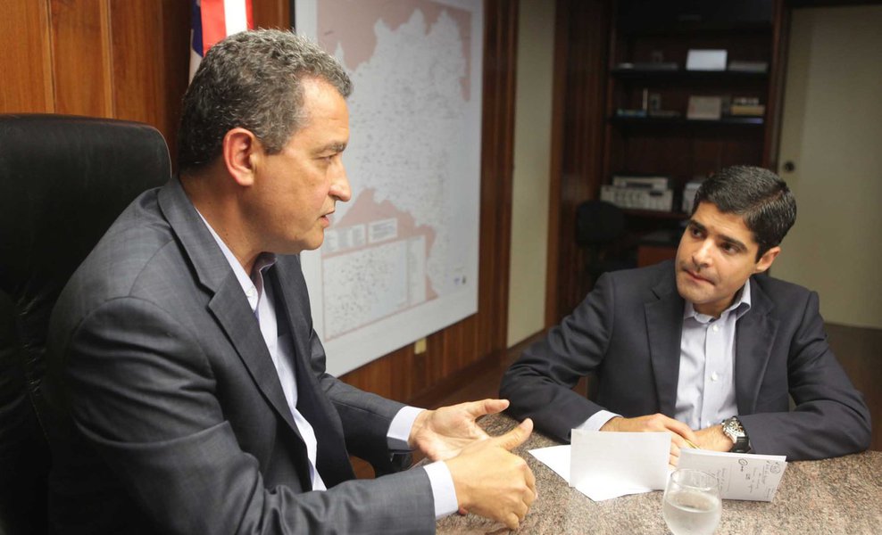 O prefeito de Salvador, ACM Neto (DEM), aparece com vantagem sobre o governador Rui Costa (PT) na disputa pelo governo da Bahia em 2018; de acordo com levantamento do Instituto Paraná Pesquisas, ACM lidera a disputa com 54,5%; Rui aparece em seguida, com 24,1%, o senador Otto Alencar (PSD) soma 4,7%, e Fábio Nogueira (PSOL) tem 2,9%. Indecisos somam 4,3%, e 9,5% não escolheram nenhum dos candidatos; em eventual segundo turno, com 58,4% das intenções de voto, Neto venceria Rui, que pontuou 28,8%