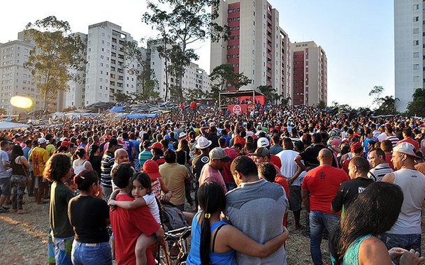 Integrantes da ocupação Povo Sem Medo de São Bernardo do Campo fizeram uma passeada até à prefeitura para reivindicar que a gestão municipal atue como intermediadora junto à empresa dona do terreno ocupado; "O que estamos indo cobrar é que o prefeito tome um posicionamento, que não seja ficar defendendo despejo, mas que seja um posicionamento de discutir a situação habitacional das famílias e ajudar a construir uma solução em que as pessoas tenham moradia", disse o coordenador nacional do MTST, Guilherme Boulous; ocupação Povo Sem Medo começou com 500 famílias, no último dia 2; hoje são mais de 6 mil famílias cadastradas; são pessoas que moravam em áreas de risco ou, simplesmente, que não têm condições de pagar um aluguel