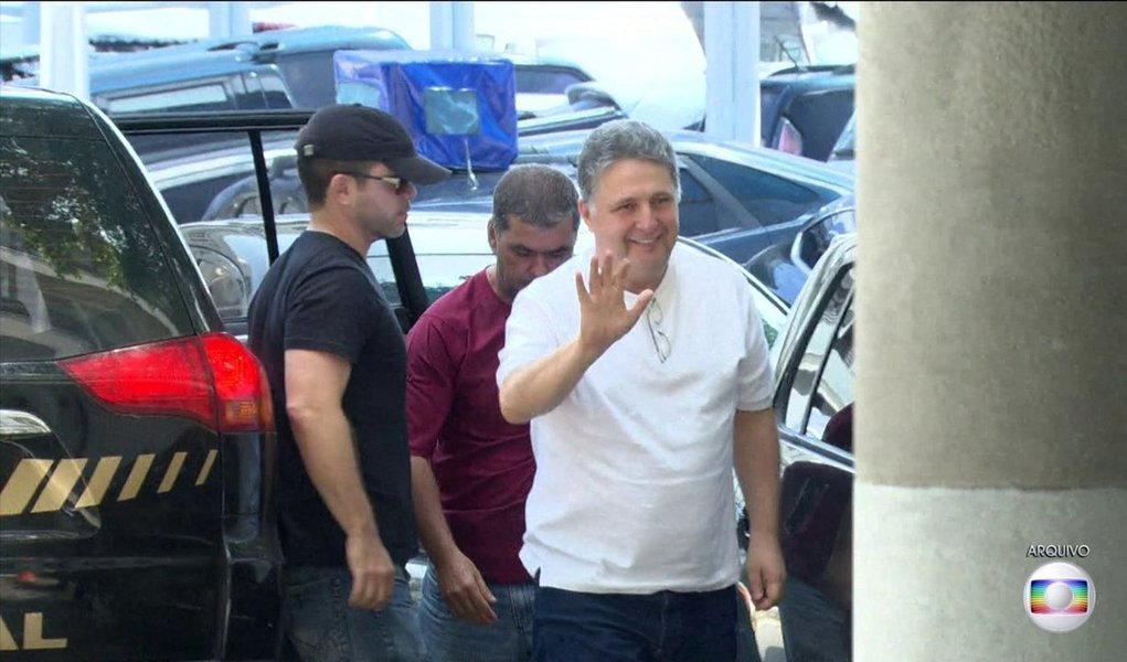 O ex-governador do Rio de Janeiro Anthony Garotinho (PR) foi levado para uma cela dentro do quartel do Corpo de Bombeiros, no bairro Humaitá, na zona sul da capital fluminense; a decisão foi tomada por determinação da Justiça, informou a Defesa Civil; ele foi encaminhado até o local em uma viatura da Polícia Federal, depois de passar por exames no Instituto Médico Legal (IML)