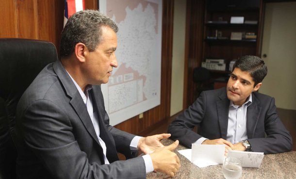 O prefeito de Salvador, ACM Neto (DEM), aparece com vantagem sobre o governador Rui Costa (PT) na disputa pelo governo da Bahia em 2018; de acordo com levantamento do Instituto Paraná Pesquisas, ACM lidera a disputa com 54,5%; Rui aparece em seguida, com 24,1%, o senador Otto Alencar (PSD) soma 4,7%, e Fábio Nogueira (PSOL) tem 2,9%. Indecisos somam 4,3%, e 9,5% não escolheram nenhum dos candidatos; em eventual segundo turno, com 58,4% das intenções de voto, Neto venceria Rui, que pontuou 28,8%