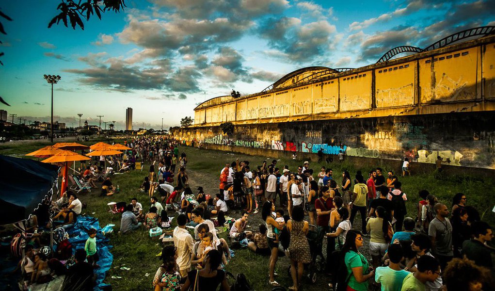 Tribunal Regional Federal da 5ª Região (TRF5) decidiu, por unanimidade, que o leilão do Pátio Ferroviário das Cinco Pontas, localizado no bairro de São José, na área conhecida como Cais José Estelita, na área central do Recife, foi legal; local foi arretado pelo Consórcio Novo Recife Empreendimentos que possui projetos para a construção de torres residenciais e empresariais, além de outros equipamentos urbanos no local; um dos líderes do Movimento Direitos Urbanos (MDU), Leonardo Cisneiros, disse que "a decisão do TRF não leva em consideração o trabalho que está sendo feito pela Polícia Federal que investiga uma possível fraude no processo do leilão. Ela só trata de uma parte das irregularidades"
