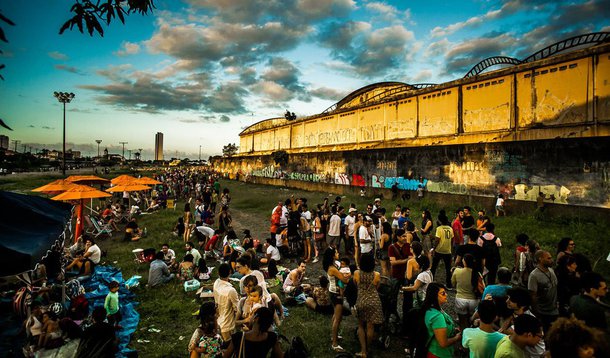 Tribunal Regional Federal da 5ª Região (TRF5) decidiu, por unanimidade, que o leilão do Pátio Ferroviário das Cinco Pontas, localizado no bairro de São José, na área conhecida como Cais José Estelita, na área central do Recife, foi legal; local foi arretado pelo Consórcio Novo Recife Empreendimentos que possui projetos para a construção de torres residenciais e empresariais, além de outros equipamentos urbanos no local; um dos líderes do Movimento Direitos Urbanos (MDU), Leonardo Cisneiros, disse que "a decisão do TRF não leva em consideração o trabalho que está sendo feito pela Polícia Federal que investiga uma possível fraude no processo do leilão. Ela só trata de uma parte das irregularidades"
