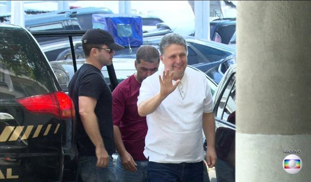 O ex-governador do Rio de Janeiro Anthony Garotinho (PR) foi levado para uma cela dentro do quartel do Corpo de Bombeiros, no bairro Humaitá, na zona sul da capital fluminense; a decisão foi tomada por determinação da Justiça, informou a Defesa Civil; ele foi encaminhado até o local em uma viatura da Polícia Federal, depois de passar por exames no Instituto Médico Legal (IML)