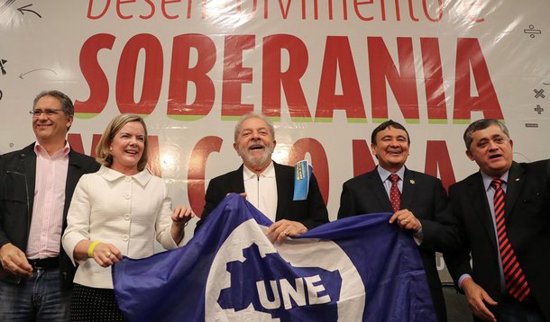 Ex-presidente desafia quem tenta tirá-lo da disputa à presidência da República; "Trabalham todo dia com a certeza de me tirar da disputa. Façam e vamos ver o que acontece. Acham que não tenho força como cabo eleitoral", disse, em discurso durante ato político em Brasília em defesa da educação; Lula também afirmou que a "economia brasileira não vai ficar subordinada aos interesses do rentismo" e alertou sobre o discurso do governo que fala em investimentos de estrangeiros no Brasil; "Dizem que estão investindo no Brasil. É mentira. Eles estão vindo pra comprar ativos brutos do Brasil e comprando quase de graça"