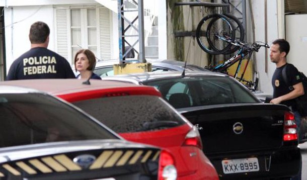 A ex-governadora Rosinha Garotinho passou a noite na cadeia pública José Frederico Marques, em Benfica, onde também, está seu marido, o ex-governador do Rio, Anthony Garotinho, o também ex-governador Sérgio Cabral e o presidente da Alerj, Jorge Picciani; Rosinha chegou por volta das 22h e ocupa uma cela no terceiro andar do prédio; por determinação da Justiça Eleitoral de Campos, Rosinha deixou o presídio feminino Nilza da Silva Santos, em Campos dos Goytacazes, no final da tarde dessa quarta-feira (21) 