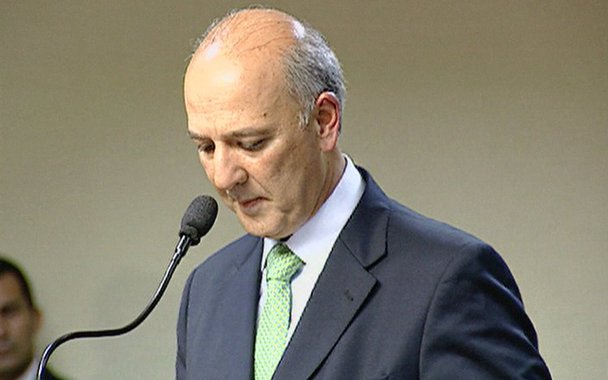 A Justiça do Distrito Federal absolveu o ex-governador José Roberto Arruda, que era acusado de fraude ao trazer a Brasília o amistoso entre a seleção brasileira e Portugal, em novembro de 2008; de acordo com a denúncia, Arruda e o governo dele cometeram crime ao contratar sem licitação a empresa Ailanto Marketing, que organizou o jogo; os investigadores também apontaram superfaturamento ao fechar o contrato