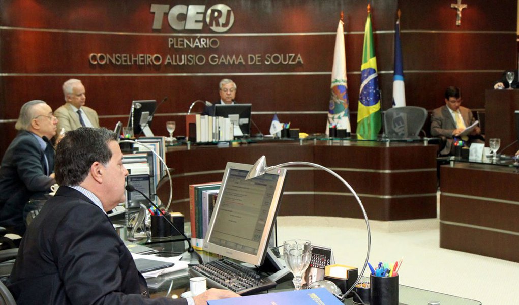 O TCE-RJ fez sua primeira sessão plenária depois que cinco de seus sete conselheiros foram presos na semana passada; a reunião foi presidida pela conselheira e presidente interina, Marianna Montebello Willeman, a única titular a não ser detida na Operação Quinto do Ouro, da Polícia Federal - uma cadeira vinha sendo ocupada por substituto; a presidente informou que foi protocolado ontem (3) processo que analisará as contas de 2016 do governo de Luiz Fernando Pezão (PMDB)