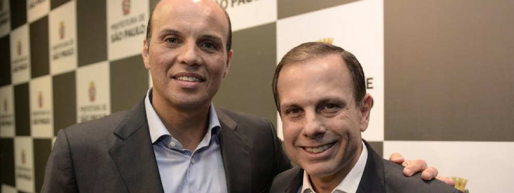 O prefeito de São Paulo, João Doria, vai tirar ser vice, Bruno Covas, da secretaria mais forte de sua administração; Doria quer Mandar Bruno Covas para a articulação política da Prefeitura junto à Câmara de Vereadores; mudança revela mais do que o desgaste na relação do prefeito com seu vice, mas também um aceno político importante: sai o político Bruno Covas (PSDB) e entra Cláudio Carvalho de Lima, ligado ao MBL, que assumirá o papel de gestor de ações importantes da prefeitura