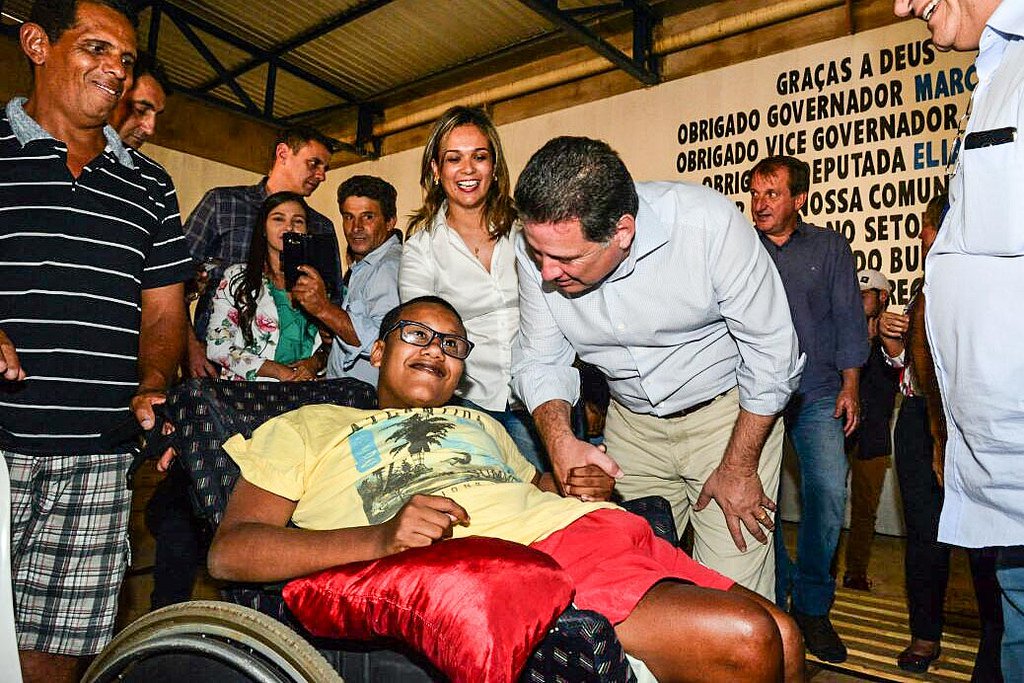 O governador de Goiás, Marconi Perillo, fez giro por seis cidades – Urutaí, Pires do Rio, São Miguel do Passa Quatro, Palmelo, Cristianópolis e Bela Vista de Goiás - para a assinatura de convênios do programa Goiás na Frente; “Eu faço política sem rancor, sem ódio, sem arrogância e sem autoritarismo”, disse o tucano; “O povo não tem culpa pela briga dos partidos ou desavenças de adversários. Ele quer e precisa ver suas reivindicações atendidas”, acrescentou