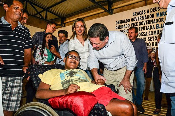 O governador de Goiás, Marconi Perillo, fez giro por seis cidades – Urutaí, Pires do Rio, São Miguel do Passa Quatro, Palmelo, Cristianópolis e Bela Vista de Goiás - para a assinatura de convênios do programa Goiás na Frente; “Eu faço política sem rancor, sem ódio, sem arrogância e sem autoritarismo”, disse o tucano; “O povo não tem culpa pela briga dos partidos ou desavenças de adversários. Ele quer e precisa ver suas reivindicações atendidas”, acrescentou