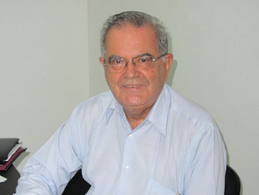 A vitória de Michel Temer na votação que arquivou o pedido de investigação contra ele na Câmara não é indicativo de que o peemedebista terá facilidade para aprovar reformas como a da Previdência, e nem mesmo para arquivar a iminente nova denúncia a ser feita pelo procurador geral da República, Rodrigo Janot; pelo menos é o que analisa o professor de ciência política da UFBA Joviniano Neto; "O resultado da votação é sem dúvida um sinal de força e um indicativo de que ele pode terminar o mandato, mas ao mesmo tempo um indicativo de que ele não terá condições de aprovar reforma constitucionais como a da Previdência"; Joviniano estima que custará ainda mais caro a Temer a fatura a ser cobrada por seus apoiadores; "Ele está mais preso aos grupos que colocaram ele no poder"