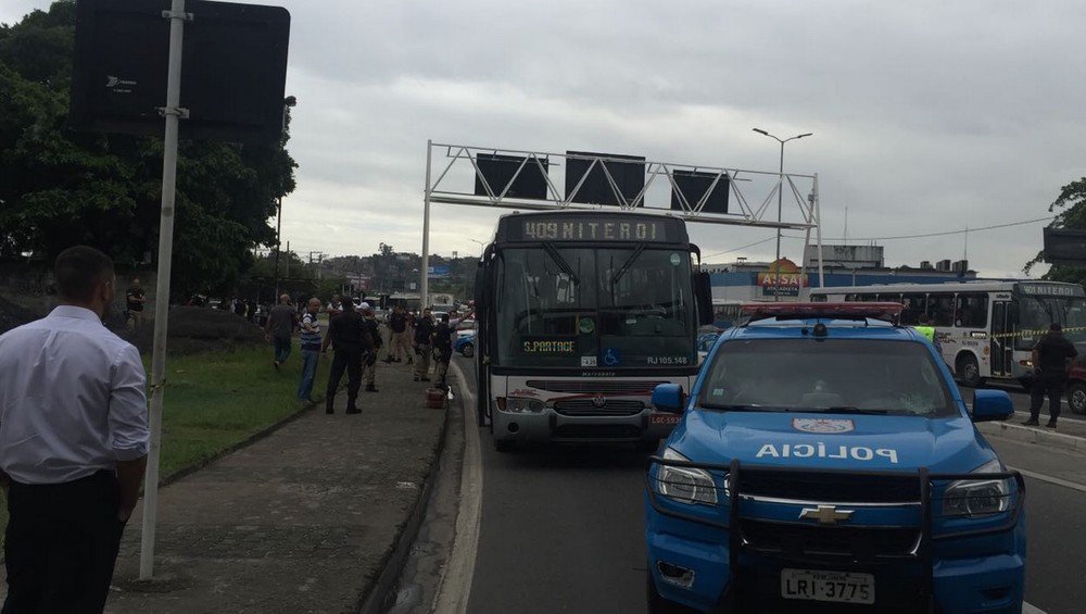 Um homem fez reféns durante uma tentativa de assalto dentro de um ônibus na Avenida do Contorno (BR-101), em Niterói, no Grande Rio; policiais rodoviários federais e policiais militares negociaram a liberação; todos os reféns já foram liberados e o assaltante, preso