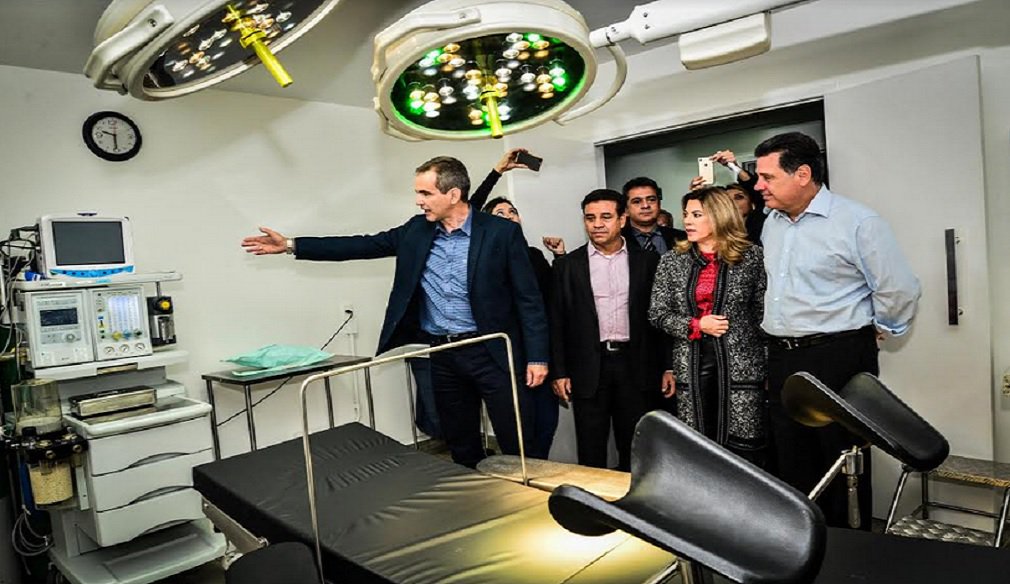 O governador Marconi Perillo e a presidente de honra da Organização das Voluntárias de Goiás, Valéria Perillo, inauguraram o novo centro cirúrgico do Hospital Estadual Ernestina Lopes Jaime (HEELJ); equipamentos são de última geração e foram adquiridos com recursos do governo estadual; Marconi ainda autorizou instalação de mais 33 leitos, sendo 10 de UTI