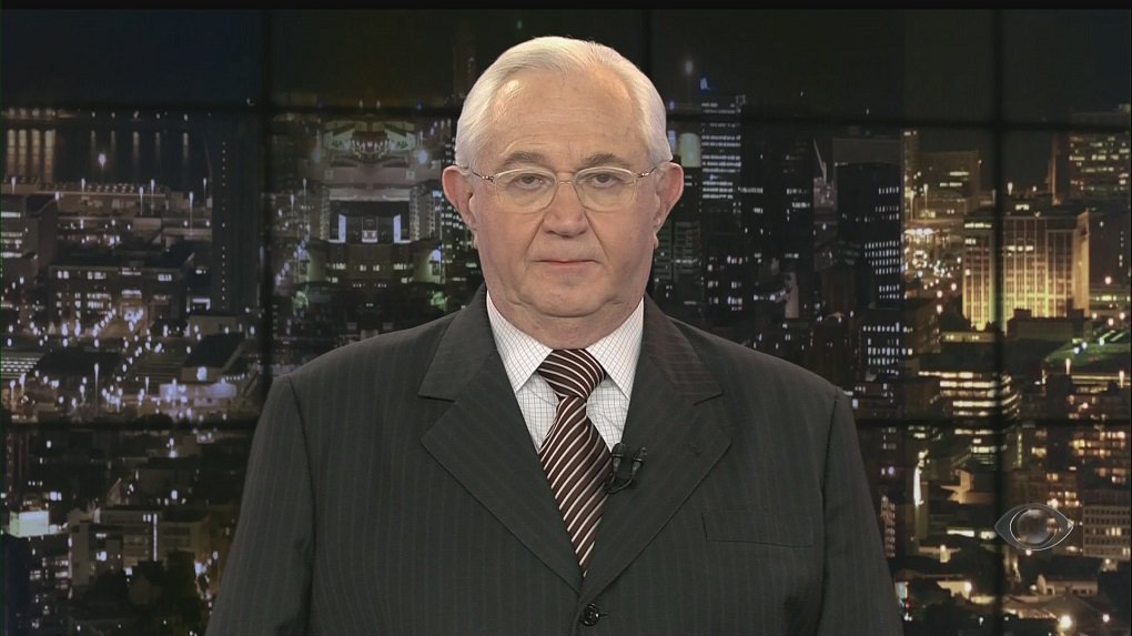 O apresentador Boris Casoy e a TV Bandeirantes foram condenados a pagar indenização de R$ 60 mil por danos morais ao varredor José Domingos de Melo, que participou de uma vinheta de ano novo veiculada em um dos telejornais do canal, em dezembro de 2009; na ocasião, após as imagens terem ido ao ar, Casoy – sem saber que o áudio estava sendo transmitido – comentou com colegas de estúdio: “Que merda, dois lixeiros desejando felicidades do alto das suas vassouras. O mais baixo da escala do trabalho”