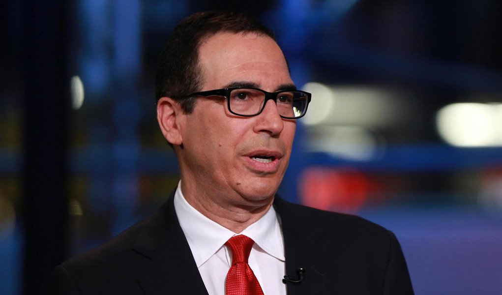 O governo do presidente Donald Trump lançou nesta quarta-feira (26) um grande corte de impostos que o secretário do Tesouro, Steven Mnuchin, considerou como "o maior da história dos Estados Unidos"; proposta inclui um corte de impostos às empresas para 15%, contra os atuais 35%; taxa irá se aplicar tanto às corporações quanto a pequenos negócios; plano prevê também o corte da taxa de imposto para pessoa física de 39,6% para 35%