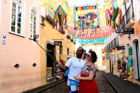 O Pelourinho/Centro Histórico de Salvador está em clima junino, encantando os baianos e os turistas que chegam à Bahia para curtir o São João na capital, a partir desta quinta-feira, quando começa a programação de shows, ou em cidades do interior do estado; o alagoano Marcelo Júnior, 35 anos, por exemplo, aproveitou para passear no Pelô com a família e fotografar o cenário colonial da decoração, que este ano tem o povo nordestino como tema