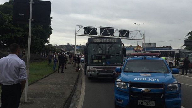 Um homem fez reféns durante uma tentativa de assalto dentro de um ônibus na Avenida do Contorno (BR-101), em Niterói, no Grande Rio; policiais rodoviários federais e policiais militares negociaram a liberação; todos os reféns já foram liberados e o assaltante, preso