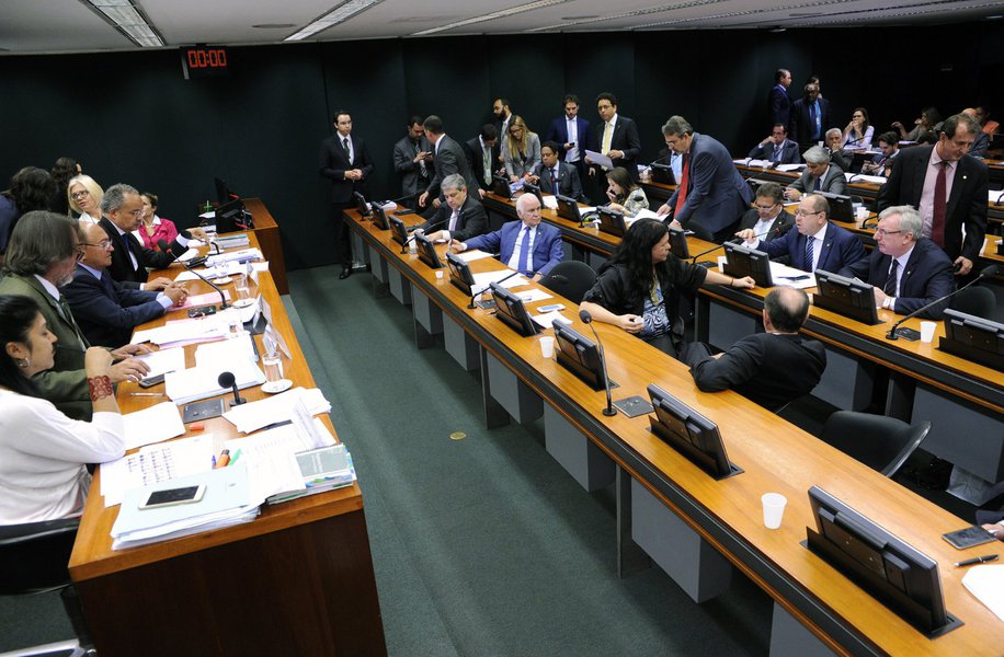 A comissão especial que analisa a regulamentação da reforma política manteve o texto do relator, deputado Vicente Candido (PT-SP), que estabelece como teto de doações 10% da renda bruta do doador ou 10 salários mínimos para cada cargo em disputa; destaque do PSDB, que foi rejeitado, sugeria o aumento do valor para 32 salários mínimos para cada cargo em disputa, mantendo o limite de 10% da renda do doador 