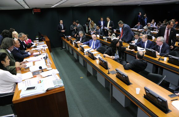 A comissão especial que analisa a regulamentação da reforma política manteve o texto do relator, deputado Vicente Candido (PT-SP), que estabelece como teto de doações 10% da renda bruta do doador ou 10 salários mínimos para cada cargo em disputa; destaque do PSDB, que foi rejeitado, sugeria o aumento do valor para 32 salários mínimos para cada cargo em disputa, mantendo o limite de 10% da renda do doador 