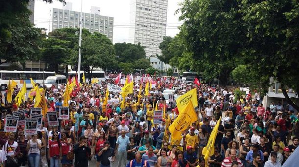 Milhares de pessoas se reuniram em protesto em frente à Assembleia Legislativa do Estado de Goiás, no Setor Oeste em Goiânia, em adesão à greve geral convocada para a manhã desta sexta-feira por centrais sindicais e movimentos sociais em todo o país; o protesto deve partiu da porta da Assembleia e segue em direção ao centro da cidade; Central Única dos Trabalhadores (CUT) de Goiás estima que 20 mil pessoas participaram do ato