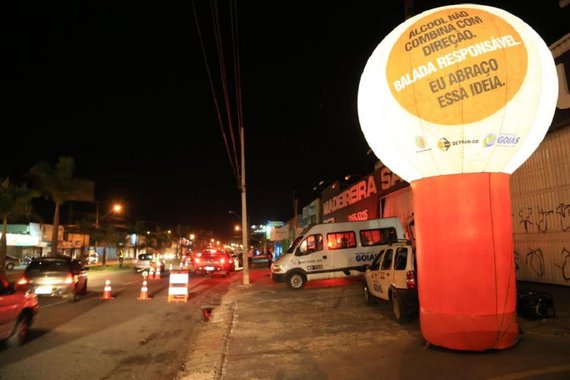 As blitzen do programa Balada Responsável, coordenador pelo Departamento Estadual de Trânsito de Goiás (Detran-GO), recuperaram o total de 50 veículos roubados no primeiro semestre deste ano, em Goiânia; durante as ações, entre janeiro e julho, foram realizados também 50 desarmamentos e recapturados 58 foragidos; na última terça-feira (3), uma blitz do Balada Responsável recuperou um veículo Ford/Ecosport, que havia sido furtado no dia 26 de setembro, na capital