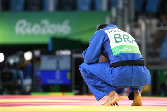 Governo de Michel Temer anuncia um corte de 87% no orçamento do Ministério do Esporte, que poderá acabar com o programa Bolsa Atleta; rubrica “preparação de atletas e capacitação de recursos humanos para o esporte de alto rendimento”, caiu de 56,6 milhões em 2017 para R$ 7,2 milhões na LOA de 2018; criado em 2005 pelo ex-presidente Lula e fortalecido no governo de Dilma Roussef, o bolsa Atleta é considerado um dos maiores programas de incentivo ao esporte; nos jogos olímpicos do Rio, dos 465 desportistas inscritos, 358 receberam o benefício