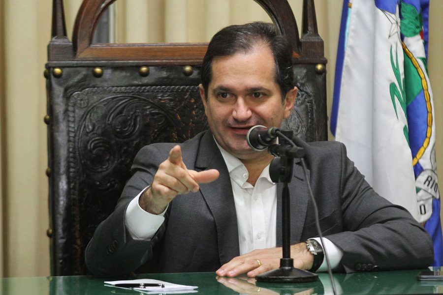 Suspeito de receber propina para favorecer empresários do setor de transporte, o líder do governo na Assembleia Legislativa do Rio, deputado Edson Albertassi (PMDB), anunciou nesta tarde sua desistência da indicação feita pelo governador Luiz Fernando Pezão (PMDB) para ele ocupar uma cadeira de conselheiro no Tribunal de Contas do Estado; a indicação seria votada no plenário da Casa nesta terça, mas fora suspensa por decisão judicial; o deputado disse também que as acusações contra ele serão contestadas por sua defesa, que ainda não teve acesso ao inquérito; "Albertassi confia na Justiça e está à disposição para esclarecer os fatos", diz o comunicado