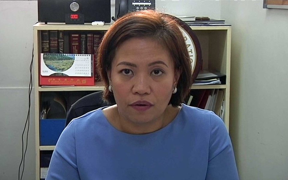 Marilou Danley, esposa do autor do massacre do último domingo (1) em Las Vegas e declarada "pessoa de interesse" para a investigação, retornou, na terça-feira (3), aos Estados Unidos, vindo das Filipinas, seu país de origem e para onde tinha viajado há 15 dias; Stephen Paddock disparou a partir do seu quarto do hotel Mandalay Bay contra o público que assistia a um festival de música country matando 59 pessoas e ferindo mais de 500