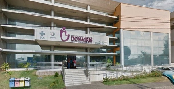 O colapso na saúde municipal de Goiânia novamente chega à Maternidade Dona Iris; unidade, que chegou a fechar as portas no mês passado, agora suspendeu consultas, cirurgias e exames; desde o ano passado, a Maternidade sofre com problemas financeiros; salários de funcionários estão atrasados, faltam alimentos e existe um rombo milionário nas contas porque a prefeitura de Goiânia deixou de passar cerca de R$ 1,5 milhão por mês