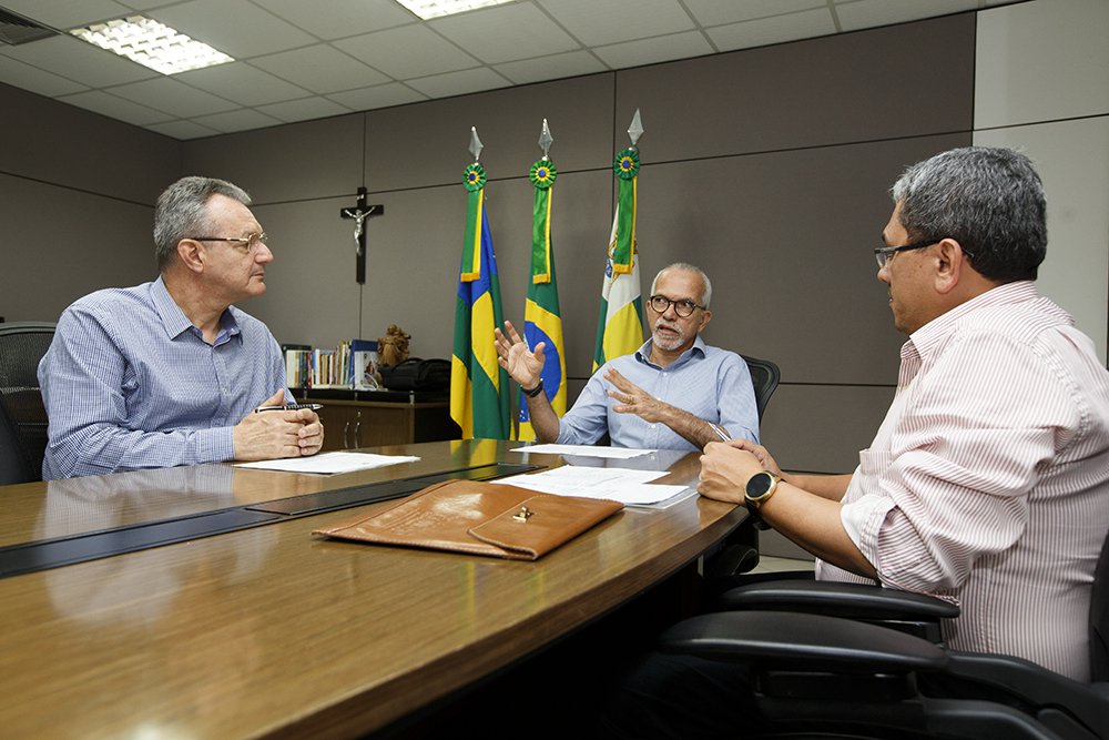A Prefeitura de Aracaju realiza, nesta sexta-feira (29), o pagamento integral dos salários de todos os servidores ativos da administração direta e indireta e dos aposentados e pensionistas da administração geral; a informação foi divulgada pelo prefeito Edvaldo Nogueira; ao todo, 82% dos servidores públicos municipais receberão os seus vencimentos relativos ao mês de setembro; de um total de 16 mil servidores, 13 mil deles já receberão seus salários dentro do mês trabalhado; no dia 10 de outubro, será a vez dos aposentados do Magistério