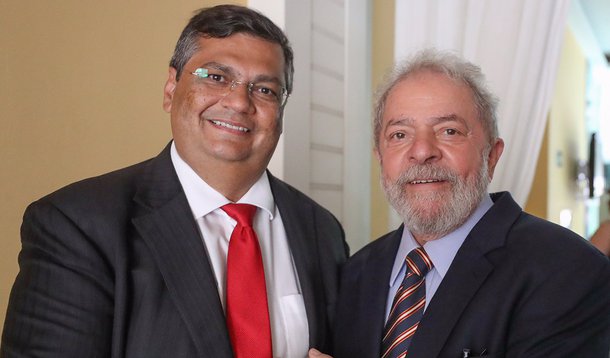 Ao fechar sua caravana no Maranhão, o ex-presidente Luiz Inácio Lula da Silva também deixou claro que, em 2018, apoiará a reeleição do governador Flávio Dino, do PCdoB; a decisão corrige um erro histórico do PT, que, nas eleições passadas, fechou alianças com a família Sarney, em nome do pragmatismo, liquidando a legenda no Maranhão; agora, tanto Lula apoiará Dino como também terá a reciprocidade, uma vez que o governador maranhense tem sido uma das vozes mais corajosas contra o golpe e em defesa do direito de Lula em se candidatar
