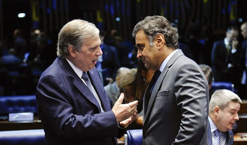 O senador Tasso Jereissati (PSDB-CE) conversou com jornalistas nesta quinta-feira (9), minutos depois de ter sido destituído por senador Aécio Neves (PSDB-MG) da presidência interina do partido, e fez críticas fortes ao senador mineiro; "Ele [Aécio] não está pensando no coletivo do partido há muito tempo. Desde que ele está agarrado nesta presidência. Se ele estivesse pensando no coletivo, isso não estaria acontecendo hoje", afirmou Tasso, em relação à crise pela qual passa o PSDB