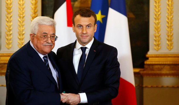 Estados Unidos se "desqualificaram" do processo de paz do Oriente Médio depois que reconheceram Jerusalém como capital de Israel, disse o presidente palestino, Mahmoud Abbas; "Os Estados Unidos não são mais um mediador honesto no processo de paz, nós não aceitaremos nenhum plano apresentado pelos Estados Unidos", disse; na quinta-feira, mais de 120 países desafiaram Trump e votaram a favor de uma resolução da Assembleia Geral da ONU que pede que os Estados Unidos voltem atrás em sua decisão sobre Jerusalém