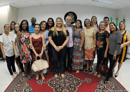 O prefeito Edvaldo Nogueira iniciou a semana com ações efetivas em favor da melhoria da Educação em Aracaju; nesta segunda-feira (17), como parte de um processo que denominou como “um movimento de resgate da escola pública”, ele empossou 14 novos diretores e coordenadores de escolas da rede municipal e assinou convênio de manutenção das unidades de ensino, que estavam sem o serviço há dois anos; “A Educação tem sido prioridade no processo de reconstrução da nossa cidade"