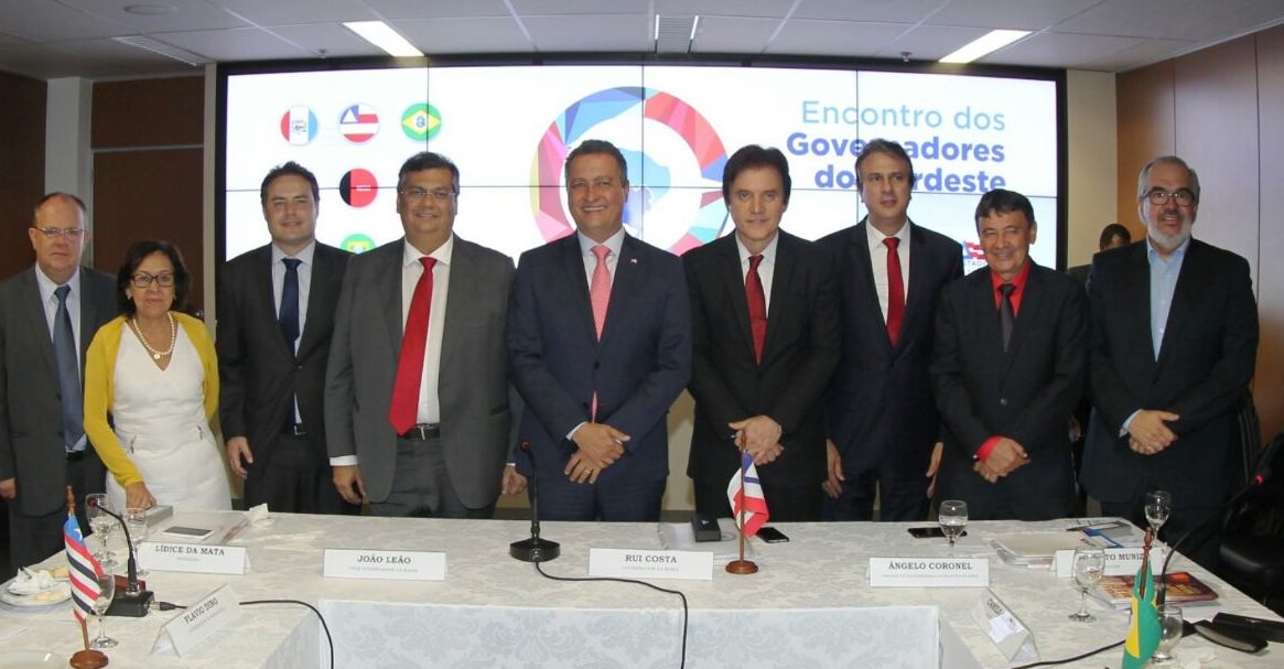 A Previdência Complementar dos Servidores Públicos da Bahia será referência para formação de uma previdência complementar comum entre os estados nordestinos; o 8º Encontro de Governadores do Nordeste, realizado em Salvador, nesta quinta-feira, decidiu pela criação de um grupo de trabalho com representantes de todos os estados da região para alinharem a formação do plano; "Isso, uma vez concretizado, trará mais benefícios aos servidores porque teremos um montante maior. E, portanto, a rentabilidade das aposentadorias ou do fundo dos servidores será maior à medida que ganha-se mais poder de negociação com as instituições financeiras", disse o governador da Bahia, Rui Costa
