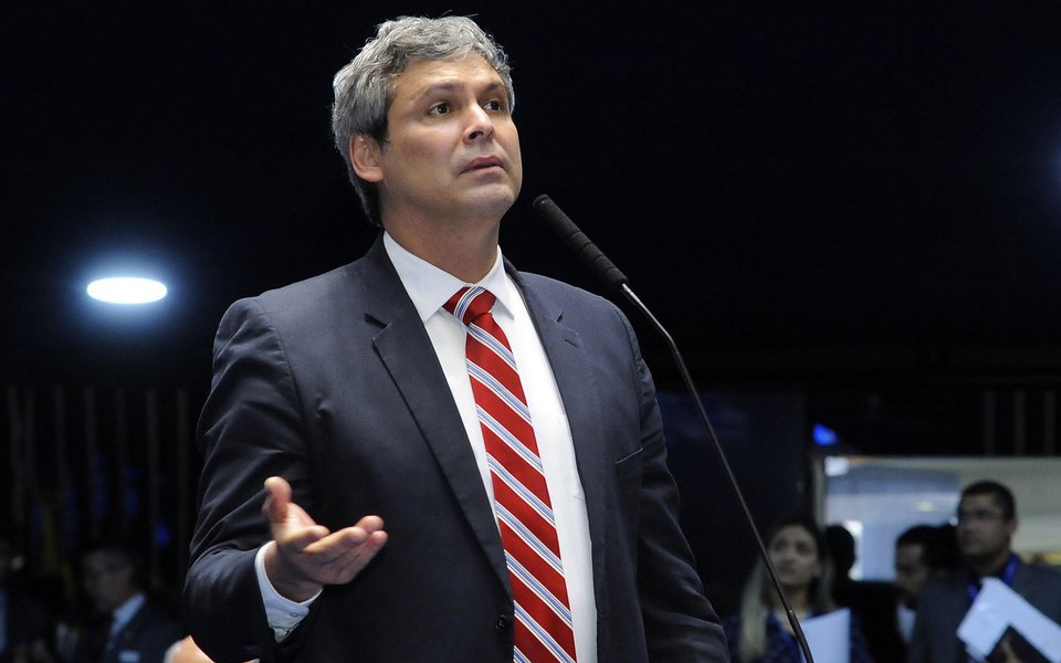 O senador Lindbergh Farias (PT/RJ) denuncia o orçamento montado por Michel Temer (PMDB) para 2018, que já é efeito da PEC do Corte dos Investimentos. "É um verdadeiro desastre social", critica o parlamentar; Lindbergh lista a diferença nos valores em comparação aos anos anteriores; em 2015, por exemplo, no governo de Dilma Rousseff (PT), o orçamento para a educação superior era de R$ 13 bilhões; no ano de 2018 será de R$ 5,9 bilhões