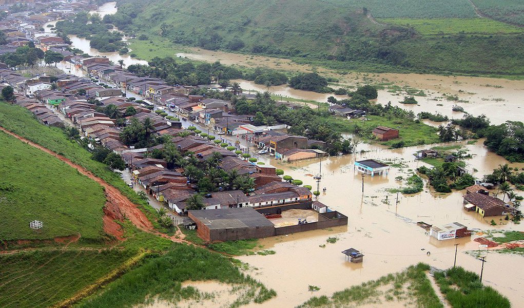 O aumento de casos da doença transmitida ao ser humano pela urina do rato contaminada era um temor das autoridades em saúde de Alagoas; após as enchentes que atingiram o estado, agora já são seis pessoas mortas com sintomas de leptospirose; os municípios de Atalaia, União dos Palmares e Messias registraram uma morte cada; os outros três viviam em Maceió