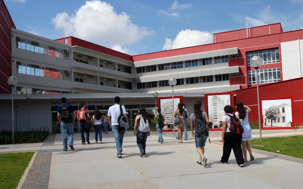 O estado de Minas Gerais tem a maior concentração de instituições de ensino superior mantidas pelo governo federal: são 11 e todas estão sofrendo com sucessivos cortes de recursos que implicam em atrasos, retenções e contingenciamentos (bloqueios) de verba pelo quarto ano seguido; em sete das federais mineiras, são pelo menos R$ 754 milhões previstos na lei orçamentária deste ano e R$ 179 milhões (23,7%) que ainda não foram liberados ou contingenciados