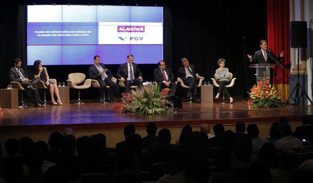 Palestrantes do seminário Cenário Econômico e Gestão Fiscal no Brasil, em Maceió, o diretor financeiro do Banco Mundial (Bird) e ex-ministro da Fazenda, Joaquim Levy, e a economista-chefe da XP Investimentos, Zeina Latif, destacaram a eficiência do ajuste fiscal implementado pelo governo de Alagoas; para Latif, “temos exemplos de sucesso na administração pública, de políticas públicas bem-sucedidas, que podemos, enfim, replicar, servir de inspiração”; Levy destacou que a experiência positiva alagoana, em meio à crise nacional, cria perspectivas de novos investimentos e oportunidades para o Estado, mantendo-se a boa administração fiscal