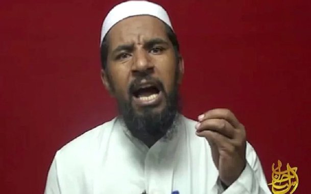 O homem apontado como "número dois" do grupo terrorista Estado Islâmico (EI), identificado como Ayad Hamed al Yamili e apelidado de Abu Yehia, morreu em um ataque aéreo no oeste do Iraque, informou hoje (1º) o departamento de inteligência militar iraquiano; em comunicado, as autoridades iraquianas precisaram que Al Yamili era o "ministro de Guerra" e que foi atingido por um bombardeio na cidade de Al Qaim, sob o controle dos jihadistas na fronteira com a Síria, no oeste da província de Al-Anbar