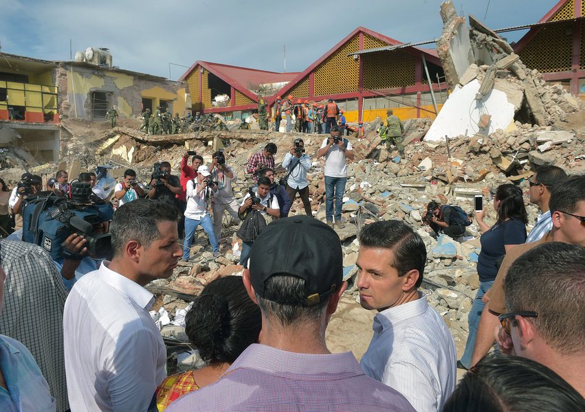 Chega a 90 o número de mortos em razão do terremoto ocorrido no México. A maioria das mortes ocorreu em Oaxaca, no sul do país. Pelo Twitter, o governador Alejandro Murat diz que há 71 mortes apenas no estado. Há ainda 15 mortes em Chiapas e 4 em Tabasco; presidente Enrique Peña Neto diz que foram registradas no país mais de 770 réplicas do terremoto após o sismo principal. Ele decretou luto oficial de três dias em razão dos mortos