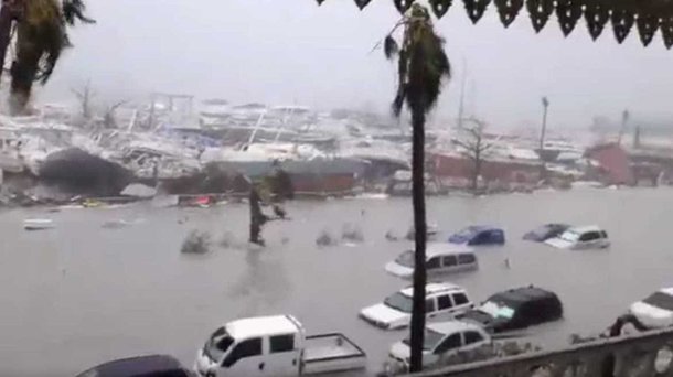 Cerca de 7,5 mil turistas foram levados, como medida preventiva, desde vários complexos hoteleiros de Samaná, Punta Cana e Puerto Plata para hotéis em Santo Domingo e Santiago, por causa da passagem do furacão Irma, de categoria 5; os turistas estavam em hotéis do leste e nordeste do país, a zona mais afetada pelo furacão, e foram levados nas últimas horas a outras hospedagens em Santo Domingo, bem como em Santiago, explicou à imprensa o diretor do Corpo Especializado de Segurança Turística (Cestur), Juan Carlos Torres