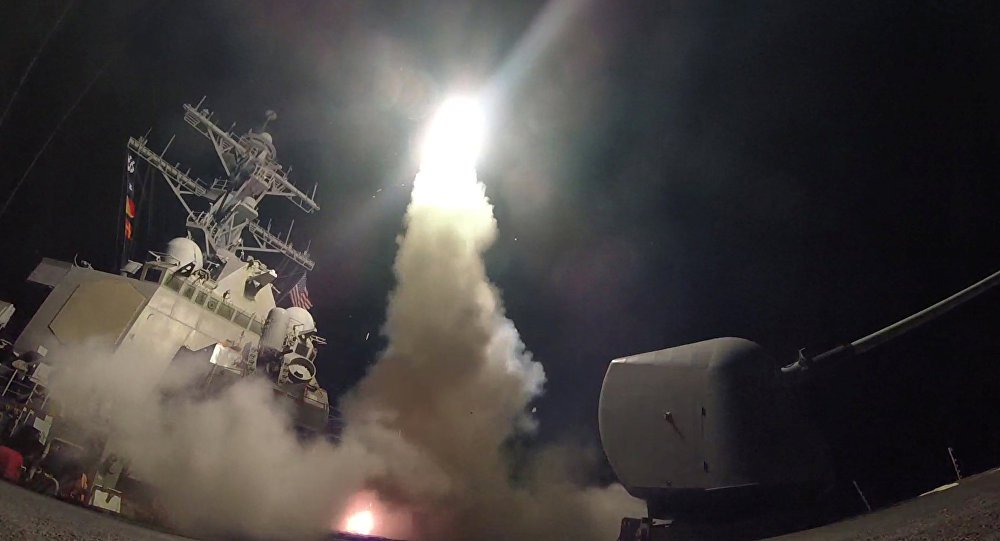 Apresentador do canal norte-americano MSNBC, Brian Williams chamou de "belas" as imagens do ataque dos EUA contra a base na Síria durante a apresentação ao vivo; ele utilizou o adjetivo mais de três vezes em 30 segundos; "Passamos aos detalhes. Vemos estas belas imagens noturnas tiradas das cobertas dos porta-aviões da Marinha dos EUA posicionados no Mediterrâneo oriental. É impossível não citar o famoso Leonard Cohen: 'Que belas são as nossas armas.' São imagens belas", comunicou o apresentador