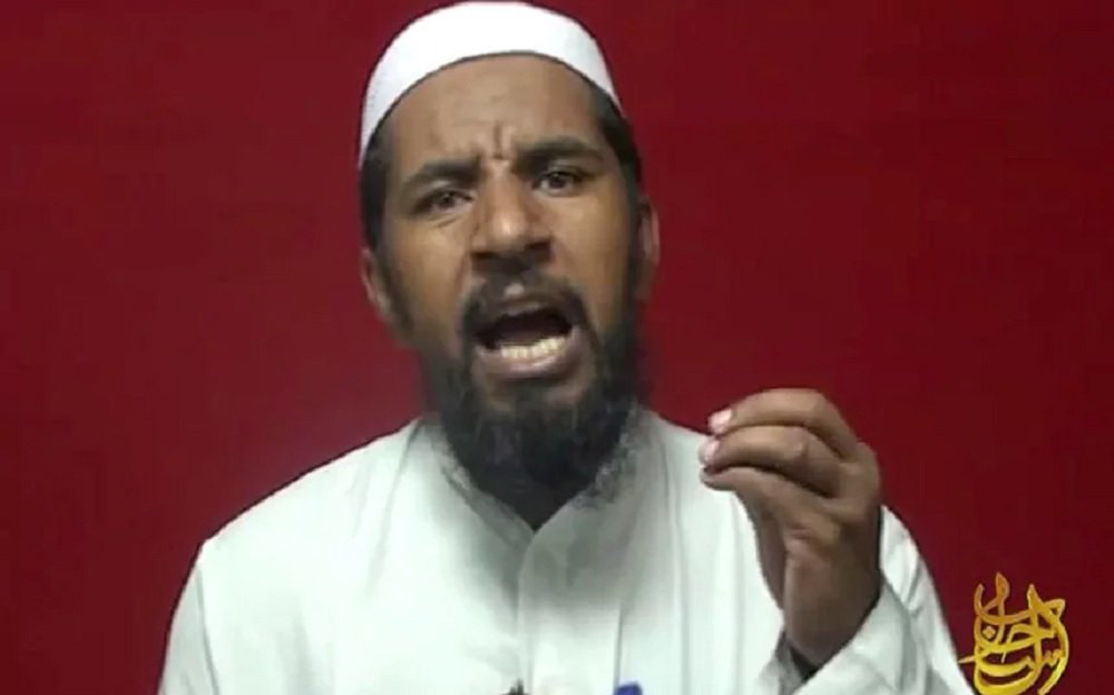 O homem apontado como "número dois" do grupo terrorista Estado Islâmico (EI), identificado como Ayad Hamed al Yamili e apelidado de Abu Yehia, morreu em um ataque aéreo no oeste do Iraque, informou hoje (1º) o departamento de inteligência militar iraquiano; em comunicado, as autoridades iraquianas precisaram que Al Yamili era o "ministro de Guerra" e que foi atingido por um bombardeio na cidade de Al Qaim, sob o controle dos jihadistas na fronteira com a Síria, no oeste da província de Al-Anbar