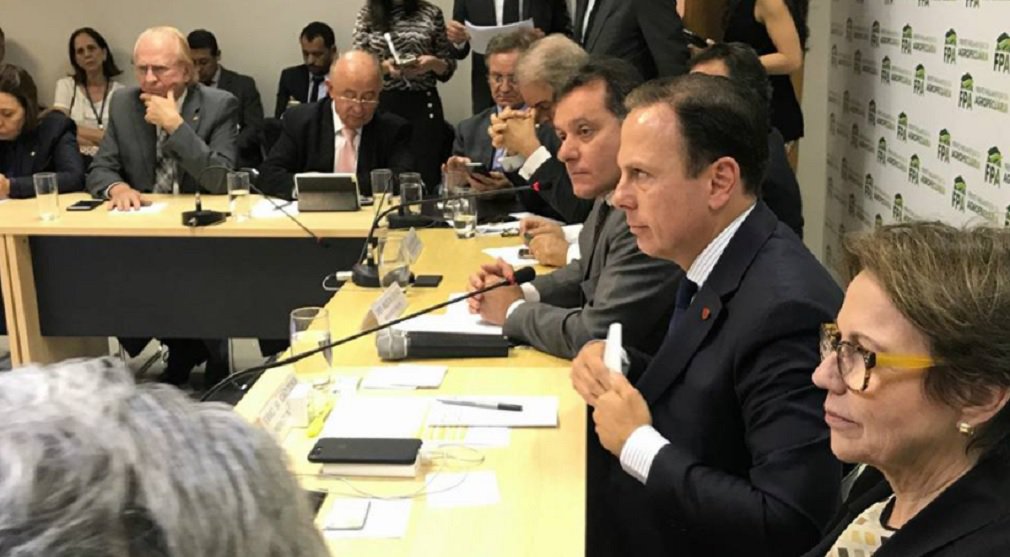 O prefeito de São Paulo, João Doria (PSDB), defendeu, nesta terça-feira, a nova portaria do Ministério do Trabalho que flexibiliza as regras para incluir empresários na chamada "lista suja do trabalho escravo"; Doria se encontrou hoje com deputados federais que integram a bancada ruralista; o tucano disse concorda com a posição do deputado Nilson Leitão (PSDB), presidente da Frente Agropecuária, que apoiou totalmente a nova portaria; "Eu endosso plenamente as posições apresentadas pelo deputado, que é do nosso partido. Então, a posição dele é a posição que eu endosso", disse Doria após o encontro realizado em Brasília