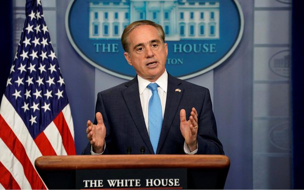 Secretário de Assuntos dos Veteranos dos Estados Unidos, David Shulkin, disse que os grupos de extrema-direita que se reuniram em Charlottesville (Virgínia) representam uma "afronta aos ideais americanos"; "É uma afronta aos veteranos do nosso país que se permita não questionar os nazistas e supremacistas brancos. E sou definitivamente contrário a esses grupos", afirmou; Shulkin é dos poucos titulares do governo Donald Trump que falaram sobre o ocorrido em Charlottesville, onde um neonazista avançou com seu automóvel contra uma manifestação antirracista e matou uma mulher e feriu outras 20 pessoas; Trump culpou os "dois lados" pelos incidentes na Virgínian.