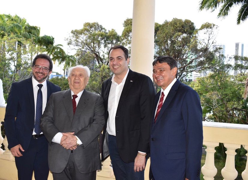 Wellington Dias participou da entrega do Título de Cidadão Pernambucano ao empresário João Claudino Fernandes; o chefe do Executivo piauiense afirmou que é um prazer poder participar desse momento de homenagem a um dos maiores empregadores do Piauí e do Nordeste; "Ele tem uma história construída tijolo a tijolo como empreendedor e conseguiu patamares extraordinários. Sendo um grande exemplo para o Nordeste e para o Brasil", afirmou o governador