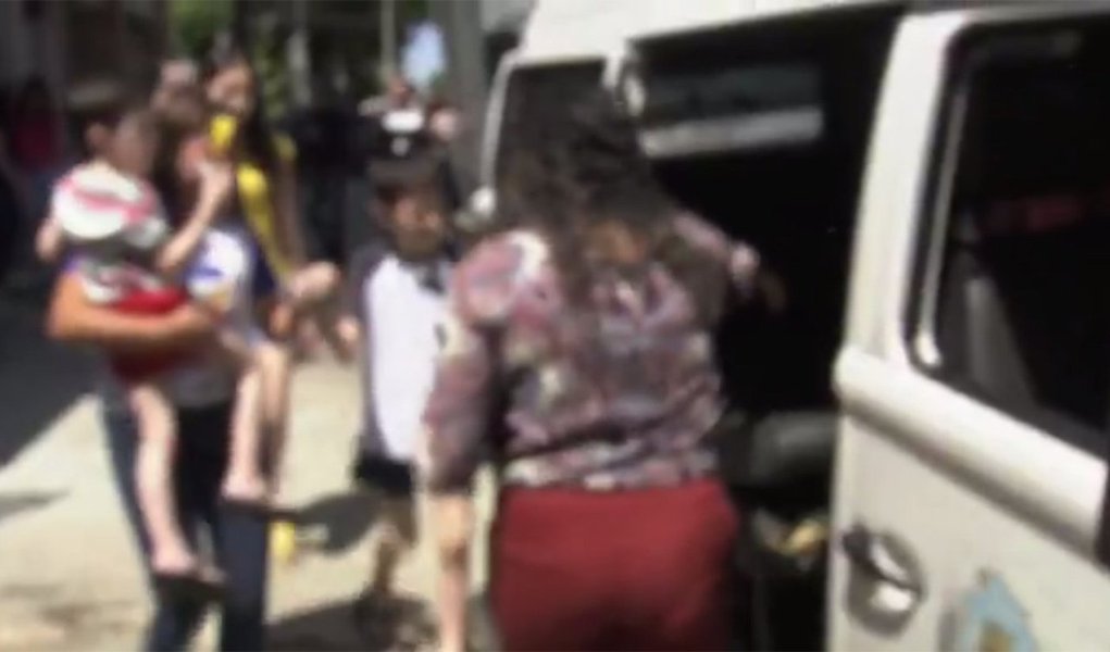 A Polícia Civil e o Conselho Tutelar fizeram o resgate, nesta sexta-feira (25), de seis irmãos e da mãe de situação de Cárcere privado em um apartamento na capital cearense. De acordo com a Defensoria Pública, a família vivia sem contato externo há 19 anos