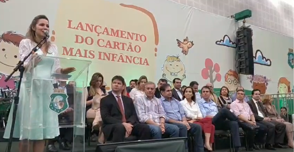 O governador Camilo Santana e a primeira-dama do Ceará, Onélia Santana, lançaram, nesta segunda-feira (11), no Centro de Eventos, em Fortaleza, o Cartão Mais Infância, benefício de transferência de renda para famílias cearenses com crianças de 0 a 5 anos e 11 meses que se encontram em situação de extrema vulnerabilidade social. O programa estabelece um auxílio financeiro no valor de R$ 85,00 para as famílias beneficiadas. "Temos a alegria de lançar uma das mais importantes ações para transformar a vida daqueles que mais precisam. Essa é mais uma iniciativa do Programa Mais Infância Ceará, idealizado pela primeira-dama, Onélia Santana", afirmou o governador"
 